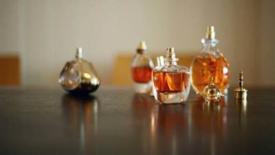 احذرى شراءها فى عيد الأم.. مخاطر كبيرة لـ«عطور الأرصفة» أبرزها السرطان