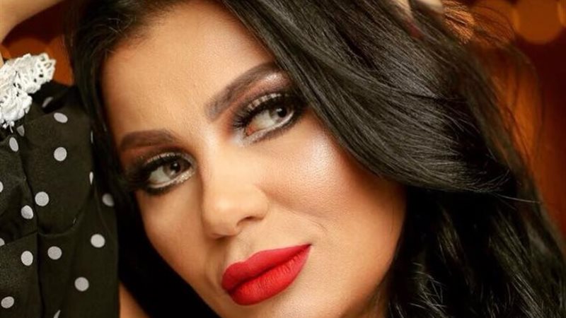 الفنانة مني ممدوح