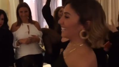 دينا الشربيني ترقص على أغنية «وتجيني تلاقيني لسة بخيري».. فيديو