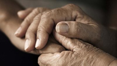 آلام في عيد الأم.. مسنات في دور الرعاية ينتظرن رؤية أولادهن ويبحثن عن الونس