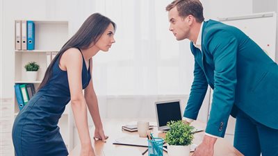 علاقة المرأة السرطان بزوجها الجوزاء فضولية