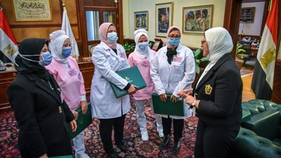 وزير الإنسانية مع مرتبة الشرف.. «زايد» تهنئ سيدات الفريق الطبي بعيد الأم