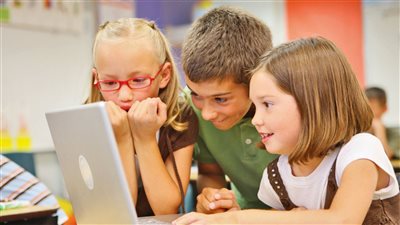 كيف تحمين طفلك من أخطار التكنولوجيا.. فيديو