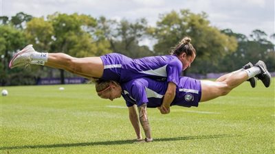 ثنائي أورلاندو برايد الأمريكي يخوضان تدريبات بدنية بطريقة مثيرة