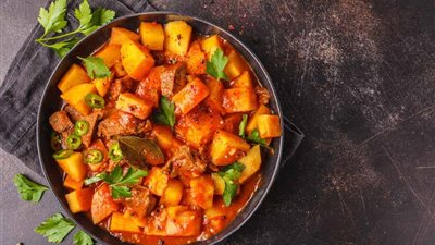 «مش هتاخد معاكِ وقت».. أبسط الطرق لإعداد أحلى صينية بطاطس