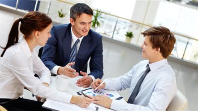 قد ينتج عنها مشاغبات.. علاقة الموظفة الميزان بالمدير الحمل