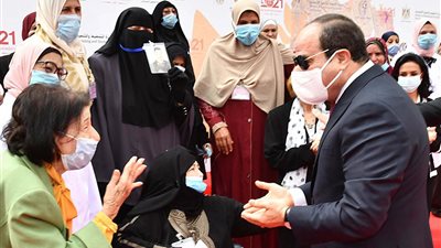 الرئيس السيسي يمنح وسام الكمال من الطبقة الثانية لـ 34 سيدة مصرية