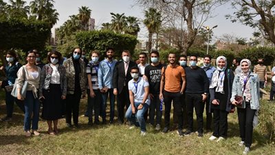 في لقاء أُسري.. طالبات طب امتياز يتلقين نصائح من رئيس جامعة عين شمس.. صور