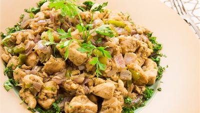 على طريقة الشيف توتا مراد.. كيف تطهي كمونية الدجاج؟ فيديو