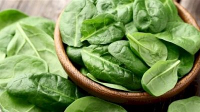 أخصائي تغذية يكشف فوائد السبانخ للمفاصل والركبة.. فيديو