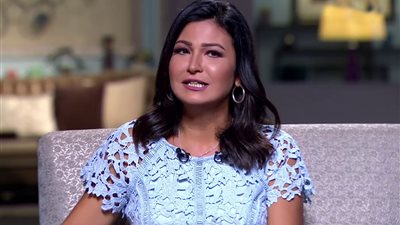 دراسة: النساء يتحدثن 20 ألف كلمة في اليوم.. وسيدات: «فيه رجّالة أمرّ مننا».. فيديو