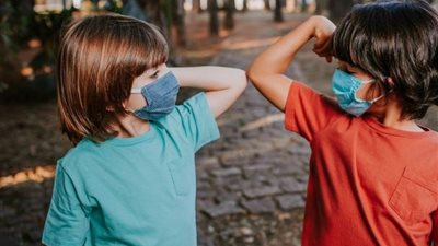 منها تناول محلول الملح.. أهم 11 نصيحة لحماية طفلك من رياح الخماسين