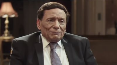 «صلى ركعتين بعد وفاتها».. عادل إمام: «مفيش حد حبني قد أمي»