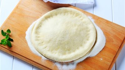 تعرفي على طريقة عمل عجينة البيتزا بطريقة بسيطة