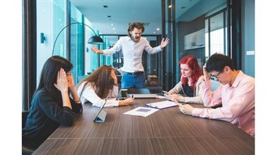 إزاي اتعامل مع زميل العمل؟.. خبيرة للمرأة: «بلاش تهزري كتير»