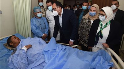 رئيس الوزراء يطمئن علي مصابي القطارين بالمستشفي التعليمي بسوهاج 