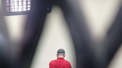 وصول سفاح الجيزة لحضور جلسة النطق بالحكم بالبدلة الحمراء