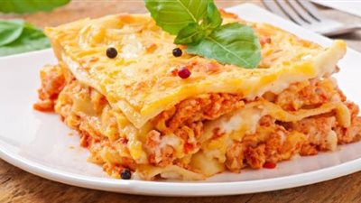 عشان تنوعي في الأكل.. أيسر الطرق لتحضير اللازانيا بالدجاج والجبن والخضروات