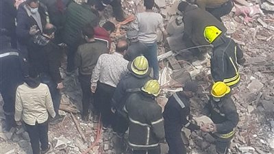 البحث عن أمين شرطة وأسرته تحت أنقاض عقار جسر السويس