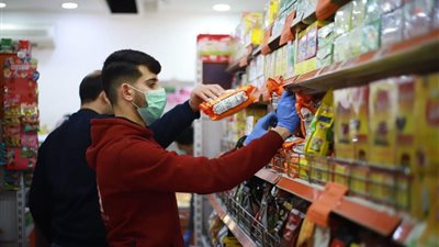 خبير اقتصادي يُشيد بجهود الدولة في توفير السلع الغذائية