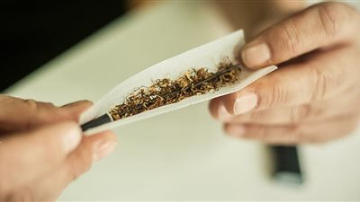 «باع دهبي عشان المُخدرات».. إيمان تبكي أمام محكمة الأسرة 