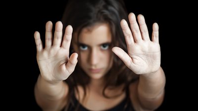 ختان الإناث جريمة بشعة تضر بصحة الفتيات وتحرم الطبيب والممرضة من مزاولة المهنة