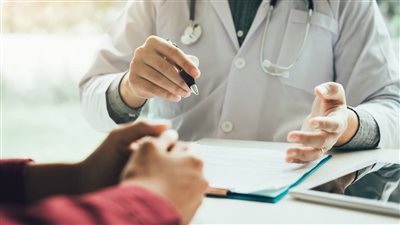 أستاذ نساء وتوليد: سلس البول وراء امتناع زيارة السيدات للأطباء.. فيديو