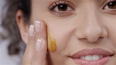 تناول العسل بـ«ملعقة معدنية» يضر صحتك