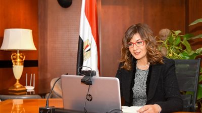 وزيرة الهجرة عن نجاح مصر في تعويم السفينة :  يد الله معنا