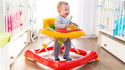 مشاية الأطفال مفيدة أم ضارة؟.. استشاري حديثي ولادة يجيب