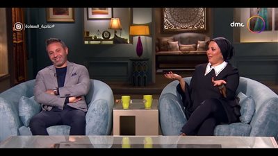 شاهد| رد فعل غير متوقع من زوجة حازم إمام على رخامة المعجبات  