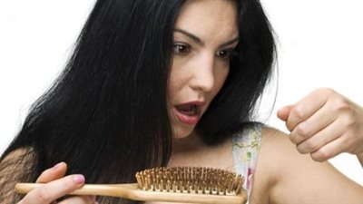 تساقط الشعر يزعج الفتيات.. وطبيبة تحدد 6 أدوية وفيتامينات لعلاجه