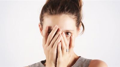 كيف تتخلصين من الخجل المرضي؟.. خبيرة توضح أنواعه وسبل العلاج