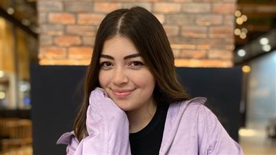 وصلة غزل بين ليلى أحمد زاهر وبطل «بـ100 وش»