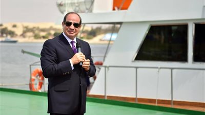 الرئيس السيسي: سعيد بتفاعل المصريين على مواقع التواصل بعد تعويم السفينة.. صور