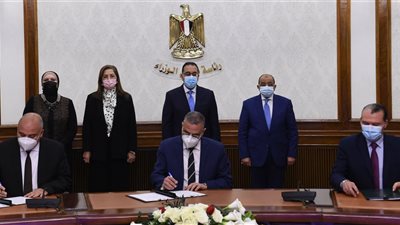 هدية من الحكومة لسيدات قنا وسوهاج العاملات في التالي والأثاث والعسل الأسود