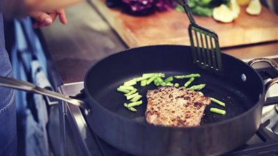 إيه أنواع الحلل اللي المفروض تتطبخي فيها ؟ أستاذ سموم تجيب