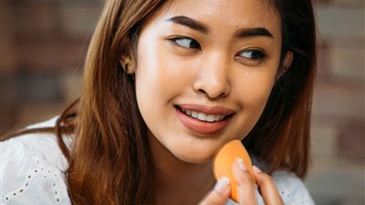 إزالة حَب الشباب بـ«إسفنجة المكياج».. طبيبة تُحذر: «مُصيبة سودة»