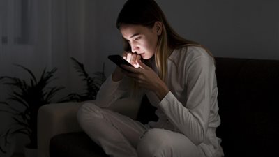  لو شفتي كلام خادش للحياء على تليفون بنتك ازاي تتصرفي ؟.. خبيرة تُجيب (فيديو)