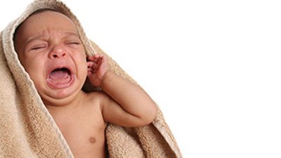 صداع الأطفال الرضع يؤلم الأمهات.. واستشاري مخ وأعصاب يكشف العلاج