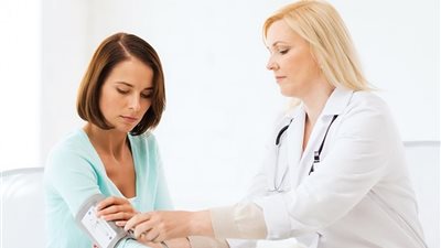 «الصحة» تُحذر المرأة من القاتل الصامت