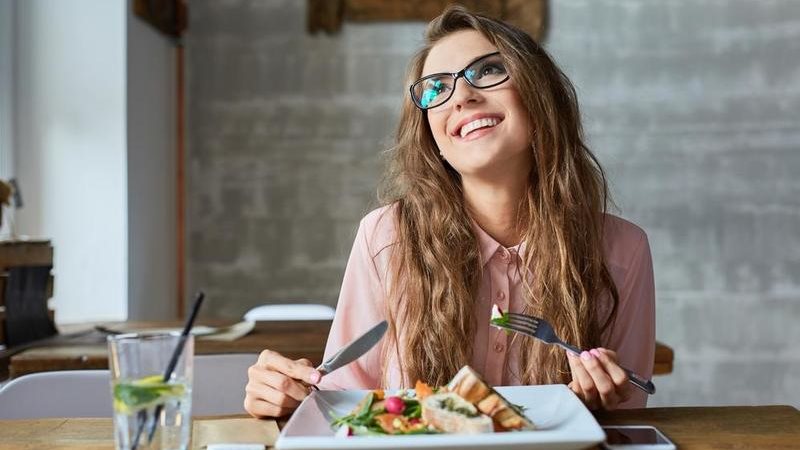 يحذر المرأة من كثرة
