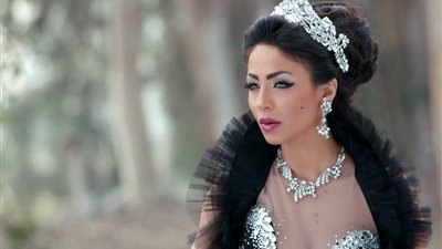 دوللي شاهين بملابس جريئة: «إيه تاني؟»