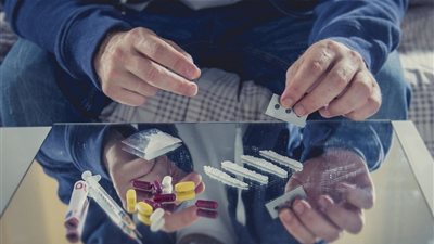 من المخدرات للدعارة.. هناء تستغيث بمحكمة الأسرة: أنقذونى من زوجي