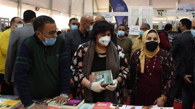 وزيرة الثقافة تتفقد معرض الإسكندرية للكتاب.. ونساء على عرش مصر الأكثر مبيعا 