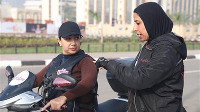 ولاء تُعلم الفتيات قيادة الـ«سكوتر»: «سيبك من كلام الناس»