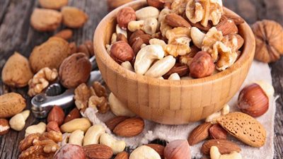 رمضان2021| خبير تغذية يحذر السيدات من «المكسرات»