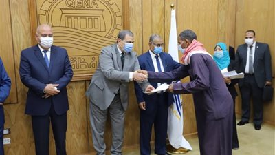 تسليم 4935 بوليصة تأمين تكافلي للعمالة غير المنتظمة بقنا