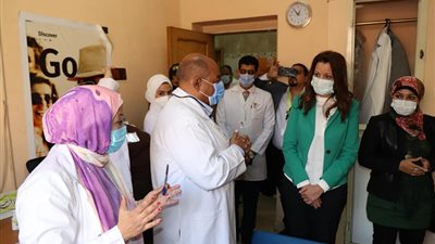 نائبة محافظ الجيزة تفتتح وحدة بيع منتجات الشباب