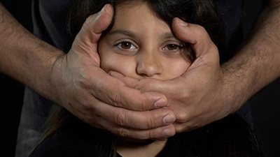 بـ«حيلة شيطانية».. طالب يتحرش بطفلة في «منور» منزله 